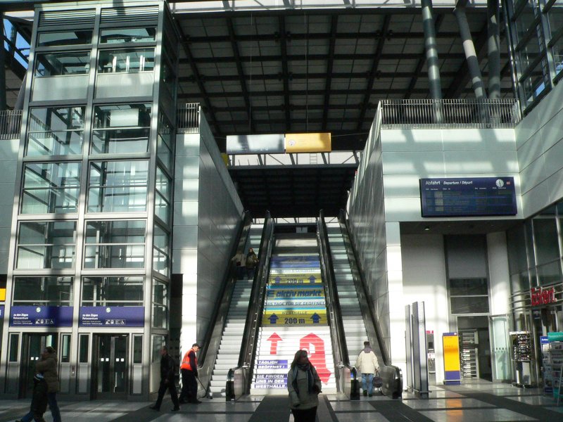 stlicher Eingang von Sdkreuz. Oben ist die Ringbahnhalle. Von dort aus erreicht man die Fernbahngleise. 17.2.2007