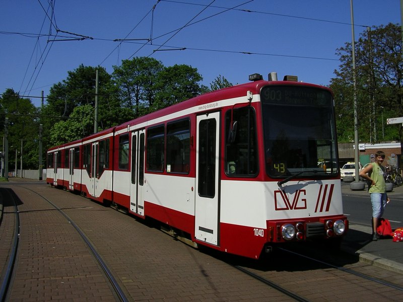 VG Wagen 1040 steht vor dem Bahnhof Dinslaken.Diese Wagengruppe wurde zum Niederflurwagen umgebaut.Besten Dank an den Fahrer fr das nette Gesprch.(11.05.2008) 