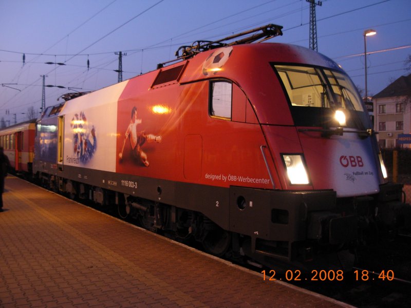 Offenbar mu man nach Ungarn fahren, um sterreichische Sonder-Loks fotografieren zu knnen. Vor zwei Tagen die niederlndische 
EM-Lok in Sopron, diesmal die franzsische (1116 003) im Bahnhof 
Hegyeshalom (12.2.2008).