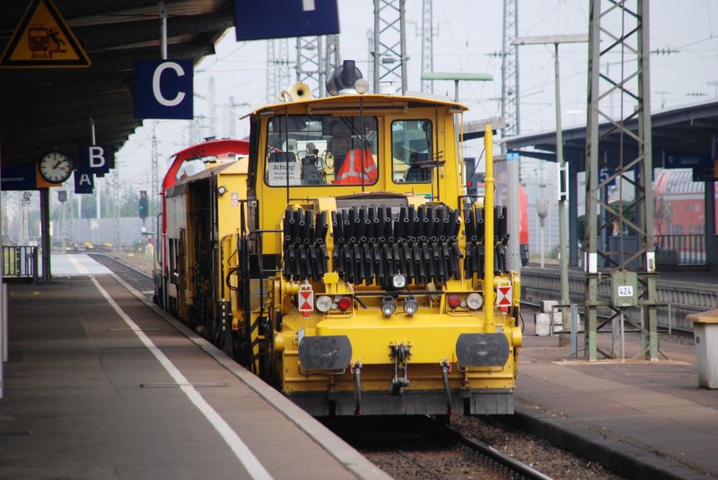OFFENBURG (Ortenaukreis), 21.09.2009, eine BR 212 zieht eine Schotterprofiliermaschine und eine Stopfmaschine durch den Bahnhof
