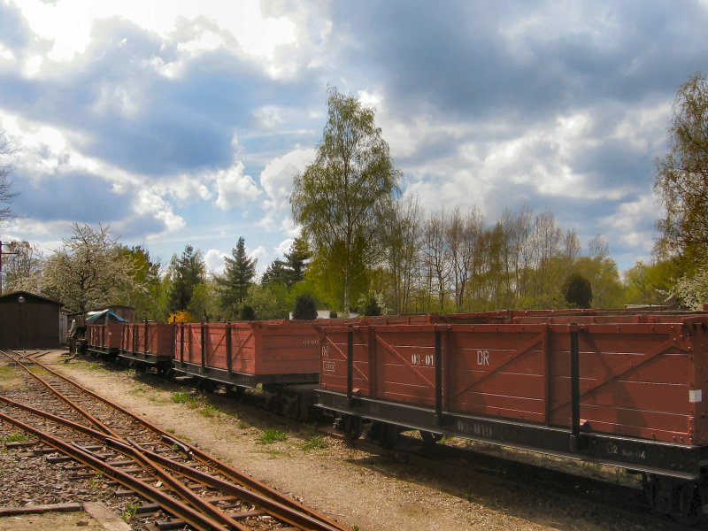 offene Gterwagen der Muskauer Waldeisenbahn, Ladeflche mit Sitzbnken fr die Personenbefrderung bei Sonderfahrten versehen, Aufnahme: Mai 2006
