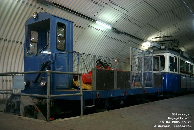 offener Gterwagen der Zugspitzbahn... auf der Ladeflche zu sehen ein Ratrac-Ersatzteil, konkret eine Frse. Bergstation Zugspitzplatt, 15. April 2005