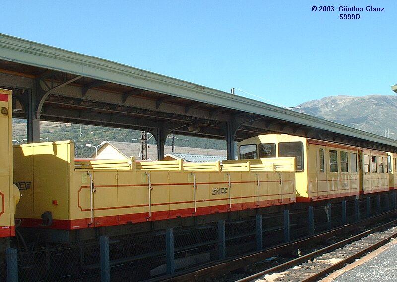 Offener Sommerwagen im Triebzug der  Pyrenen-Metro  am 29.06.2003. Die Strecke Villefranche - La-Tour-de-Carol fahren tglich 4 Zugpaare.