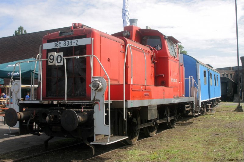 Offener Tag der Historischen Eisenbahn Gelsenkirchen im BW Gelsenkirchen-Bismarck am 1.August 2009: 
365 838-2 (Henschel 1960/30127, Leistung 478kW)ist in Privatbesitz, bei der HEG untergestellt und wird dort auch aufgearbeitet.