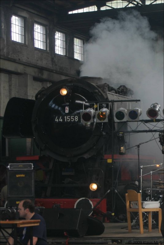 Offener Tag der Historischen Eisenbahn Gelsenkirchen im BW Gelsenkirchen-Bismarck am 1.August 2009: Die dampfende 44 1558 bildet den Kontrast zu moderner Konzerttechnik. 