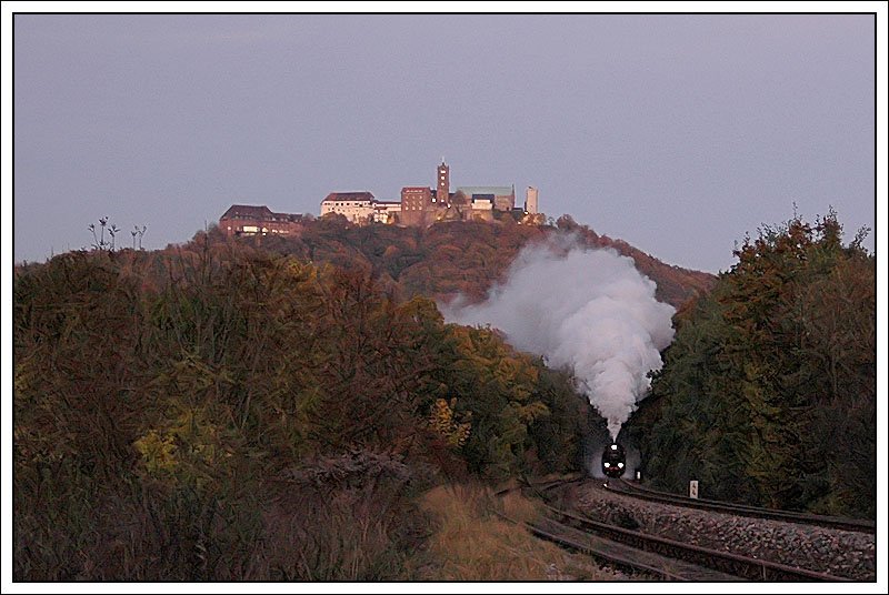 Oft habe ich begonnen dieses Foto zu bearbeiten, oft habe ich es dann wieder aufgegeben. Die Lichtsituation war fr mich bei dieser Aufnahme bereits total schwierig. Nach vielen Versuchen aber nun doch ein Foto, welches ich bei unserer letzten Fotostelle am 13.10.2007 gemacht habe. 52 8079 mit einem Kiesleerzug von Eisenach nach Bad Salzungen, aufgenommen mit der Wardburg im Hintergrund. Irgendwie sieht dieses Bild durch die extreme Nachbearbeitung nicht mehr aus wie ein Foto, sondern schon eher wie ein Gemlde.