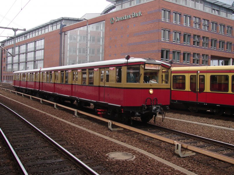 Oh wie sch�n!!! Ein S-Bahn Sonderzug der Berliner S-Bahn f�hrt am 12.08.07 in den Bahnhof Berlin Ostbahnhof ein.