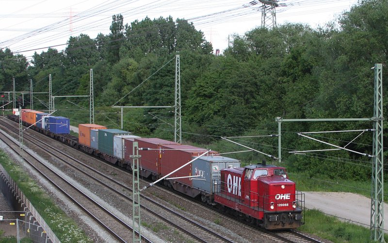 OHE 120068 kommt aus dem Rbf. Waltershof Richtung Alte S�derelbe.
Deutz 1962/ 57465 - B'B' dh - 1435mm (Typ: DG1000BBM)