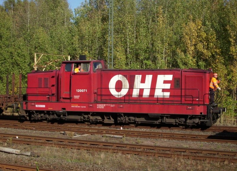 OHE 120071 (DG 1000/1200 BB M) kommt mit neuen Schwellen im Bahnhof Munster an.