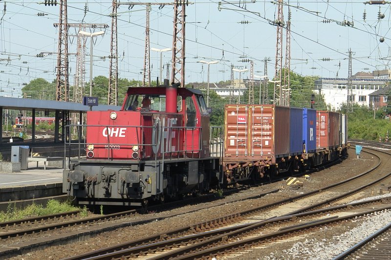 OHE 150003 mit einem Containerzug in Essen HBF Fahrtrichtung Duisburg.
Juni 2008