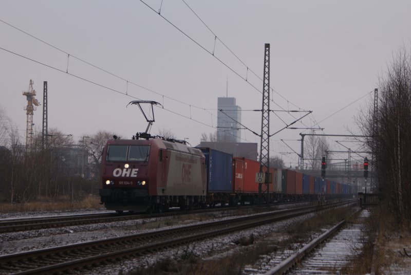 OHE 185 534-5 mit Containerzug in Hamburg Unterlbe am 30.12.2008