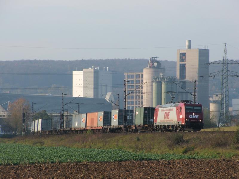 OHE 185 534 kam am Nachmittag des 9.11.20005 mit ihrem Containerzug Celle-Ingolstadt durch Karlstadt am Main.