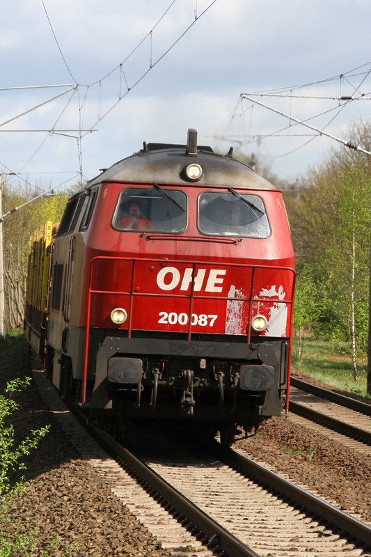 OHE 200087 mit Holzzug. Nahaufnahme Lokfhrer mit Gehrschutz. 04/2007