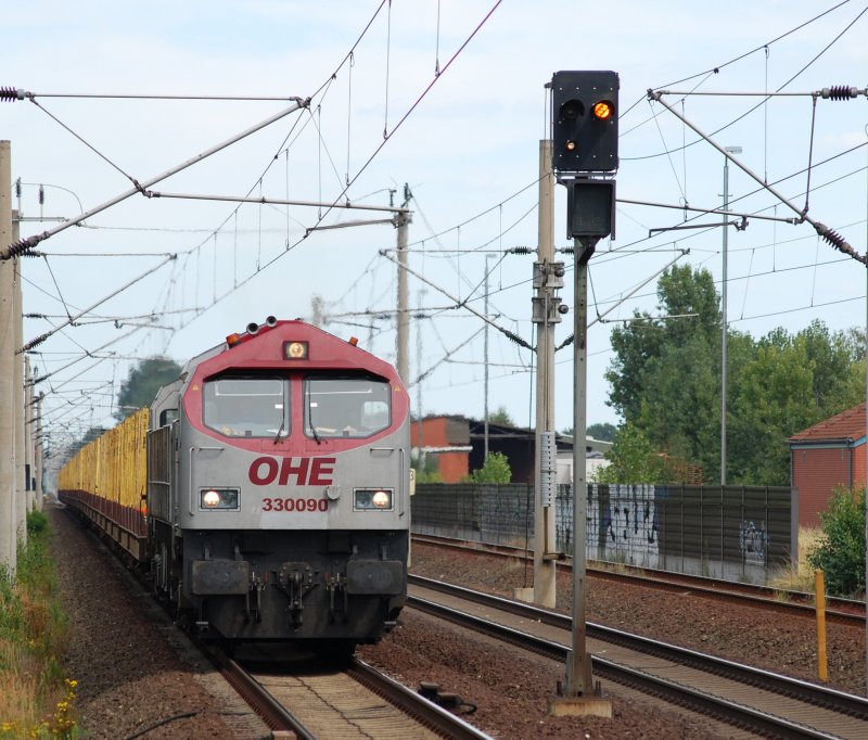 OHE 330090 ist am 6.8.2009 mit einem Leerzug Richtung Lehrte unterwegs, bei der Durchfahrt in Dollbergen.