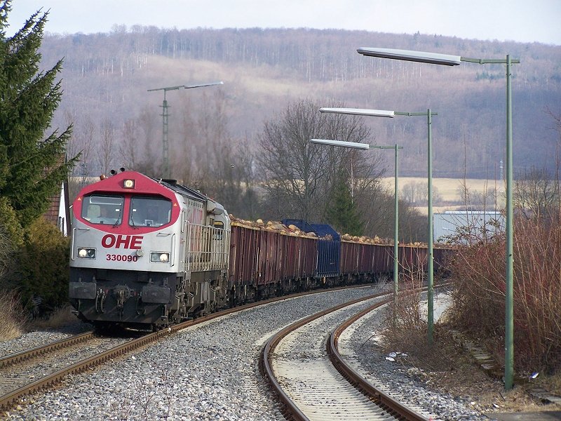 OHE 330090 ist mit dem wchentlichen Holzzug von Arnsberg nach Herbrechtingen-Vohenstein unterwegs. Hier in Oberkochen am 23.02.08. Gru an den Tf.