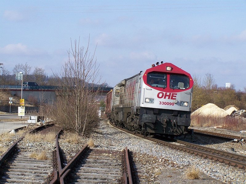 OHE 330090 ist mit dem wchentlichen Holzzug von Arnsberg nach Herbrechtingen-Vohenstein unterwegs. Hier in Herbrechtingen am 23.02.08. Gru an den Tf.