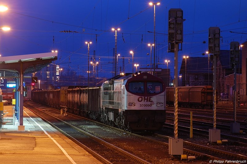 OHE-330090 steht am Abend des 19.03.08 mit dem Kyrill-Holz-Zug aus dem westfhlischen Arnsberg auf Gleis 6 des Aalener Bahnhofs. Ziel des Zuges ist Herbrechtingen-Vohenstein an der Brenzbahn (KBS 757).