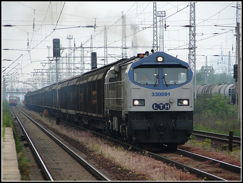 OHE 330091 beschleunigt nachdem er die S-Bahn aus Rostock Hbf durchgelassen hat. Aufgenommen am 26.05.07