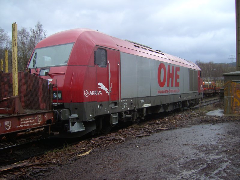 OHE Eurorunner wartet auf die Beladung eines Holzzuges im Bahnhof Arnsberg.