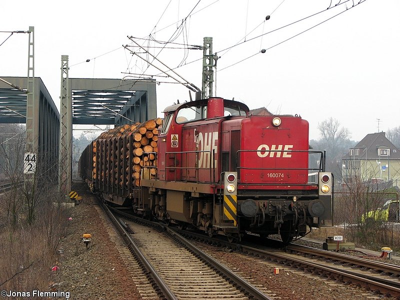 OHE Lok 160074 hat mit einem Holzzug vom OHE Werk in Celle die Allerbrücke überquert.