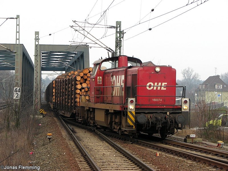 OHE Lok 160074 hat mit einem Holzzug vom OHE Werk in Celle die Allerbr�cke �berquert.