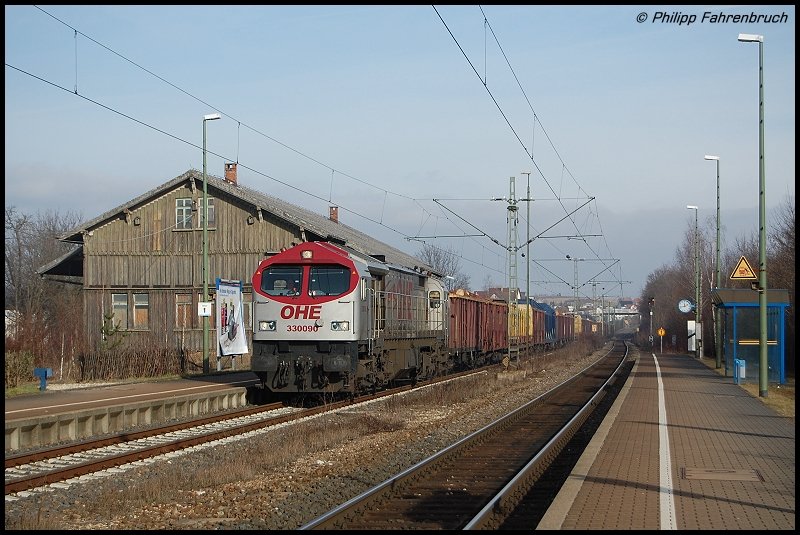 OHE-Red Tiger 330090 zieht am 26.01.08 den fast wie jede Woche an Samstagen verkehrende Holzzug aus dem westfhlischen Arnsberg ins schwbische Herbrechtingen-Vohenstein. Aufgenommen bei der Durchfahrt der Hst Wasseralfingen.
