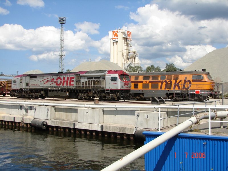 OHE Red Tiger 330092 und MKB V6 warten auf ihren nchsten Einsatz. Aufgenommen am 1.7.06 im Rostocker Seehafen