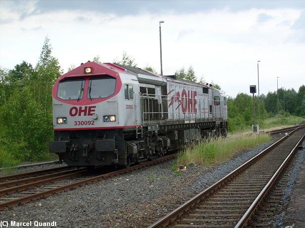 OHE Red Tiger 330092 rangiert im Bahnhof Ottbergen um sich vor ihren Hollzug zu setzen.