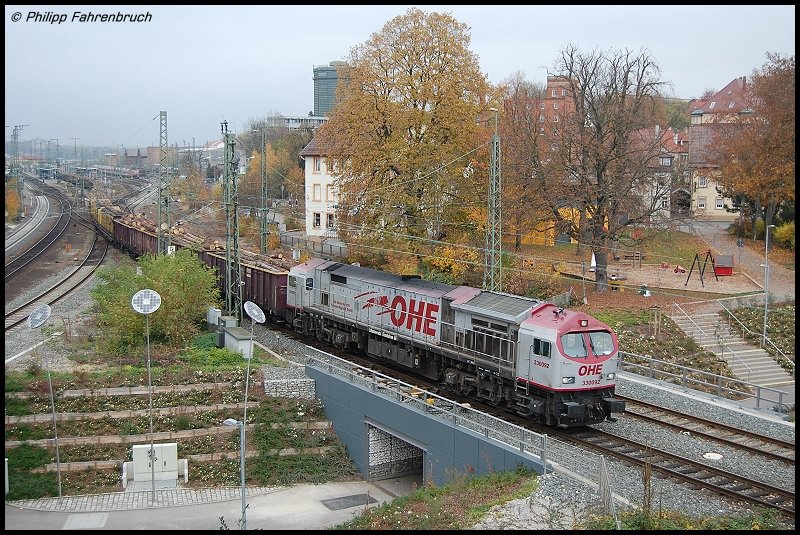 OHE-Tiger 330092 verlsst am Morgen des 03.11.07 mit dem Kyrill-Holzzug aus Arnsberg den Bahnhof Aalen, den er auf Gleis 3 passiert hatte und tritt nun seine Zielfahrt ber die Brenzbahn (KBS 757) nach Herbrechtingen-Vohenstein an.