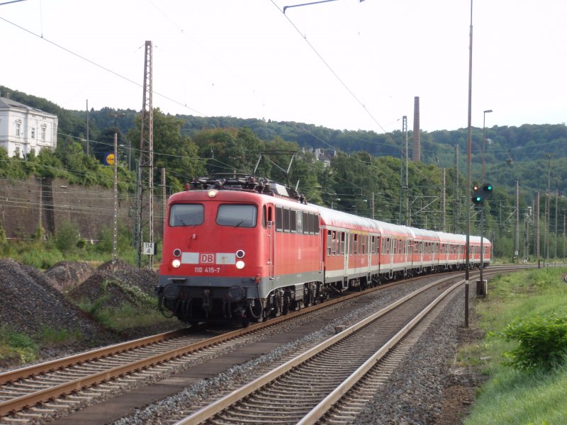 Ohhh wie ist das schn. 110er im Planeinsatz auf dem RB 48. Hier zieht 110 415 ihre 5 n-Wagen in Richtung Wuppertal HBF bei Wuppertal Steinbeck am 26.8.2009.