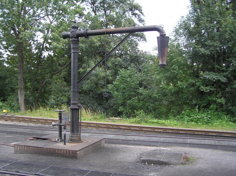 Ohne dieses Objekt wrde die Lok zum Brocken verdursten :) 
Durch den Trichter bekommen im Bahnhof Drei-Annen-Hohne die Loks ihr Wasser (auf einem anderen Bild von mir zu sehen) bevor sie zum Brocken fahren! Auerdem gibt es davon noch welche im Bahnhof Wernigerode und am Haltepunkt Eisfelder Talmhle. Ob es noch weitere gibt wei ich leider nicht! 