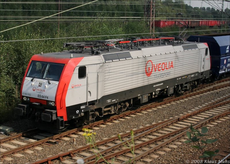 Ohne das durchgehende Einheitsrot sieht die BR189 ganz gefllig aus. Veolia 189 093 in GE-Schalke-Nord/Ausfahrt Gbf. GE-Bismarck  01.09.2008