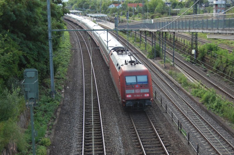 Ohne Halt passieren Zge des Fernverkehrs den Stuttgarter Nordbahnhof, so auch 101 042-0, welche am 25.7.2009 einen IC Richtung Hbf schiebt.