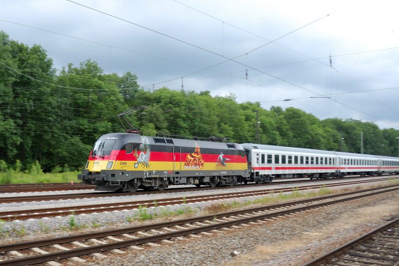 Ohne Info w�r man aufgeworfen gewesen... der �BB-Lokfinder schwieg sich aus... 1116 036-3 am IC 2094, der  Deutschland-Taurus . 17:56:43 Uhr, Neuoffingen, 16.06.2008 