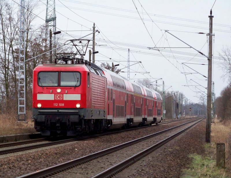 Ohne Kontrollziffer kommt hier die 112 108 mit dem RE2 von Cottbus nach Berlin Gesundbrunnen in Ragow vorbei. Sieht schon recht komisch aus...