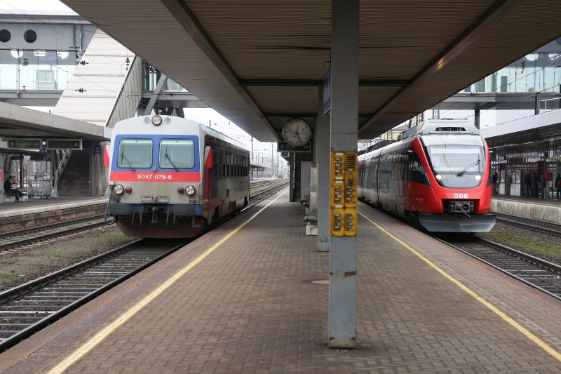 Ohne Logo unterwegs war am 7. Mrz 2009 der Triebwagen 5047 075 im Bahnhof Wels.