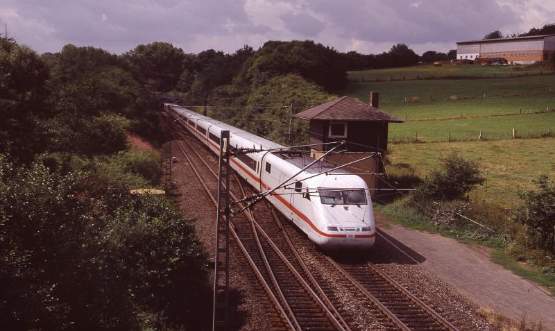 Ohne Stre und bei wunderschnen Licht galang diese Aufnahme am 11.08.05 am Block Katzberg vor dem Distelrasen Tunnel ein Nachschu auf einen ICE 1