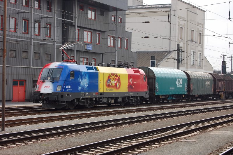 Ohne Vorwarnung schiebt sich 1116 056-1  Rumnien  mit einem Ganzzug aus vierachsigen Planenwagen in die Gterzuggruppe Linz. Selbst EM-Loks findet man vor Gterzgen.