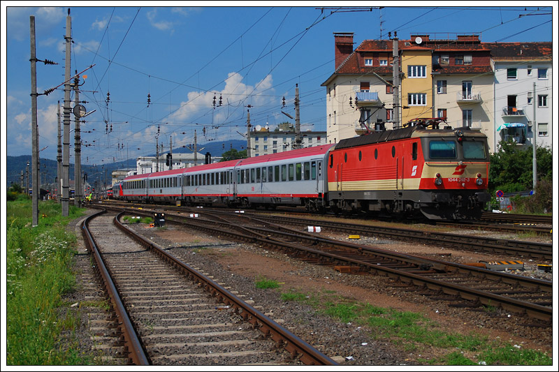 OIC 257 von Wien nach Marburg, bis zum Grenzbahnhof Spielfeld-Stra mit 1044 092 traktioniert, bei der Ausfahrt aus dem Grazer Hauptbahnhof am 17.8.2009.