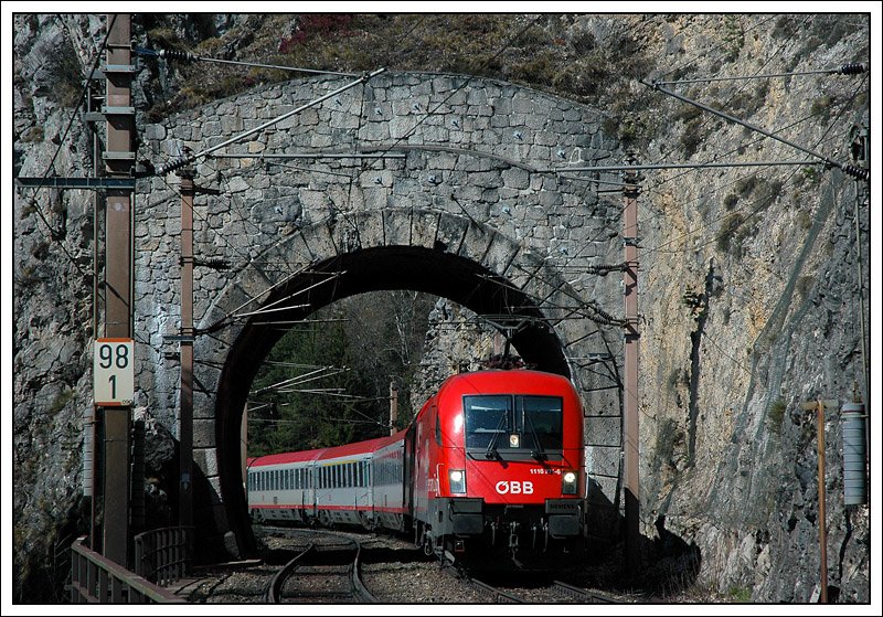 OIC 534 (Villach – Wien) am 30.3.2008 bei der Durchfahrt des 13,55 Meter langen Krausel-Tunnel kurz vor Breitenstein am Semmering.
