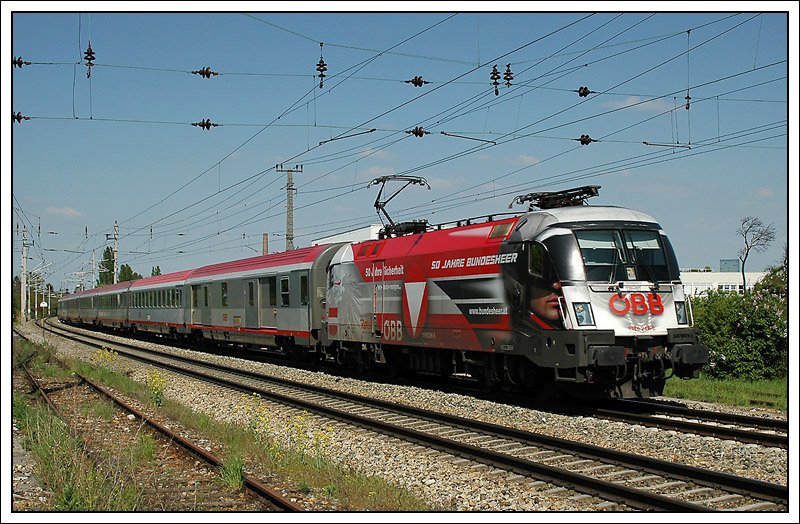 OIC 539 „Therme Nova K�flach“ von Wien nach Villach war am 27.4.2008 mit dem Bundesheerochsen 1116 246 bespannt. Die Aufnahme entstand kurz vor der Durchfahrt der S-Bahnstation Wien Atzgersdorf-Mauer.