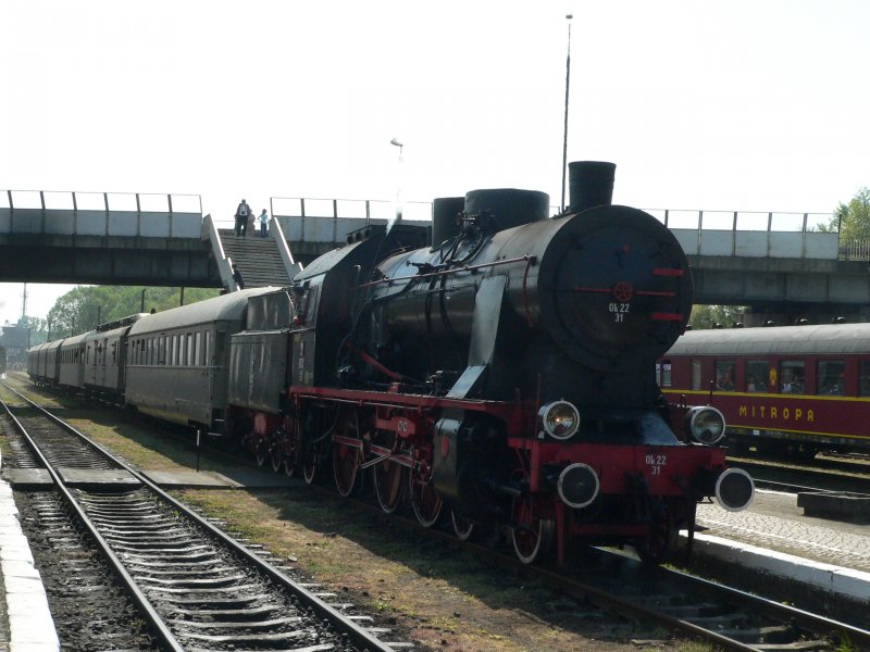 Ok 22-31 bringt einen weiteren Sonderzug mit historischen Wagen nach Wolsztyn. 28.4.2007