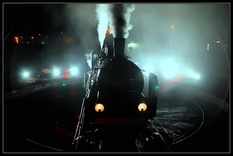 Ok1-359 bei der Abendparade am 2.5.2008 auf der Drehscheibe in Wolsztyn. Da die Maschinen so gut wie nie lngere Zeit zum Stillstand kamen, musste ich den Groteil der Bilder ohne Stativ machen, daher auch teilweise die nicht optimale Qualitt, aber ich will euch die Lichtspiele von diesem Abend nicht vorenthalten.