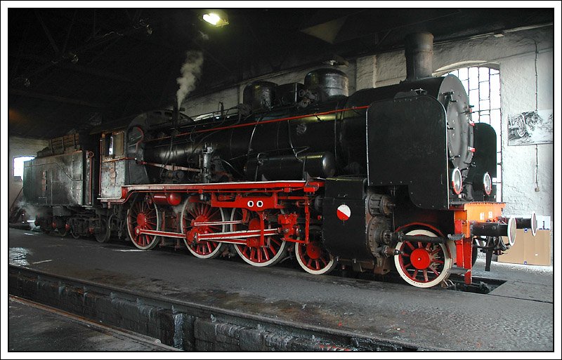 Ok1-359 (ex 38 2155) am 2.5.2008 im Lokschuppen des BW Wolsztyn. Sie wurde 1917 bei der Fa. Schwarzkopf in Berlin gebaut, ist seit Mrz 1989 in Wolsztyn und wird regelmig im Planverkehr eingesetzt.