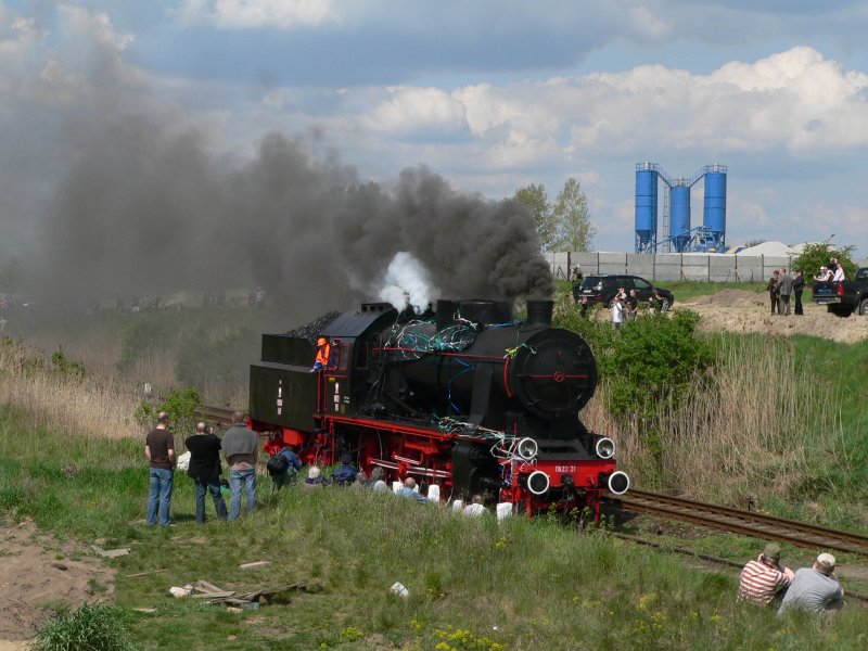 Ok22-31 auf der Parade in Wolsztyn. Die Lok ist noch etwas vom kleinen Feuerwerk verziert. 3.5.2008