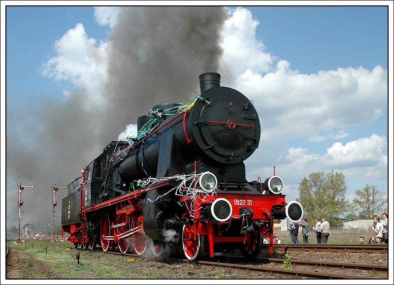 Ok22-31 er�ffnete die Dampflokparade in Wolsztyn am 3.5.2008. Sie wurde 1929 in Chrzanow gebaut. Die Baureihe Ok22 ist ein Nachbau der preu�ischen P8 und hatte w�hrend des 2. Weltkrieges bei der DRG die Bezeichnung 38 4536. Seit dem 16.Juli 1987 ist sie in Wolsztyn und geh�rt dem Eisenbahnmuseum in Warschau.
