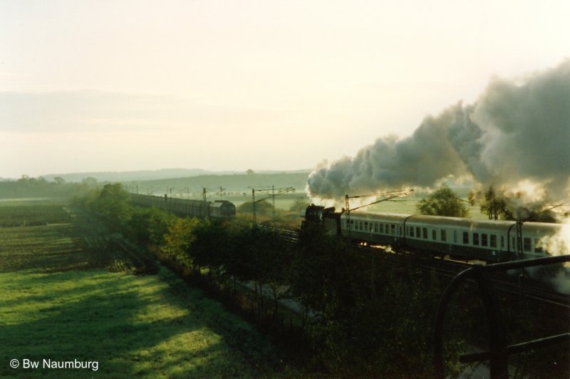 Oktober 1993 03 2204 donnert mit ihrem Planschnellzug aus Naumburg in Richtung Weienfels und begegnet dabei einer Geraer  Wumme  mit Kohlezug...
Das war einer doppelter Ohrenschmaus!!!