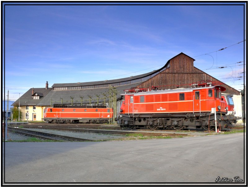 Oktober 2007 in Knittelfeld !!!
Zwei Blutorange E-Loks 1044 119 + 120 und die neu lackierte 1245 525 stehen vor dem Heizhaus in Knittelfeld.
09.10.2007
