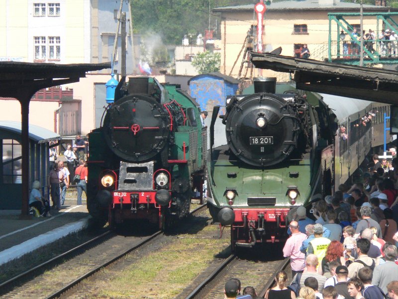 Okz32-2 und die aus Cottbus einfahrende 18 201 am 28.4.2007 in Wolsztyn.