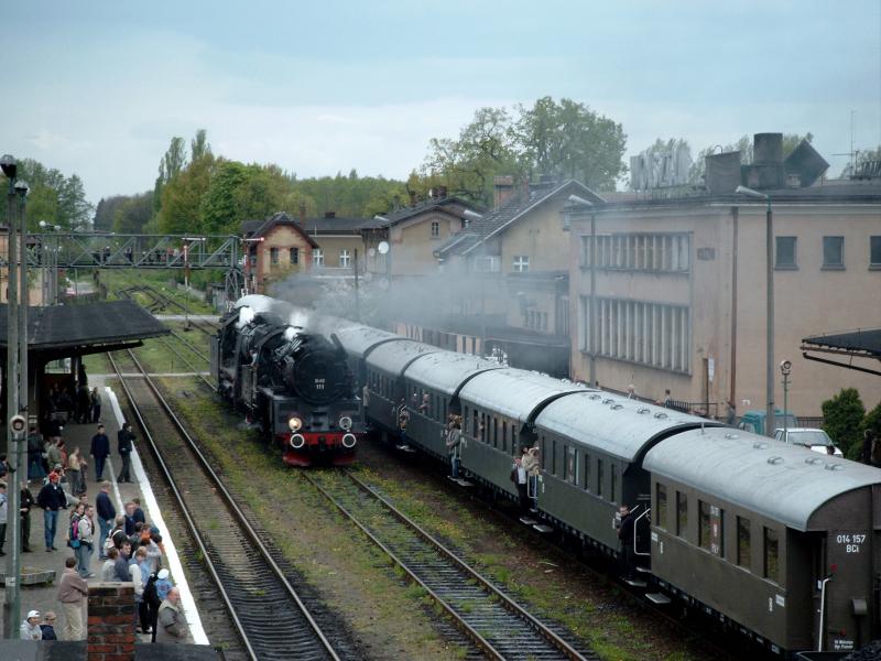 Ol 49 111 vor historischen polnischen Wagen in Wolsztyn. 3.5.03